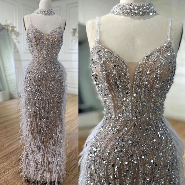 Рокля с камъни, перли и пера