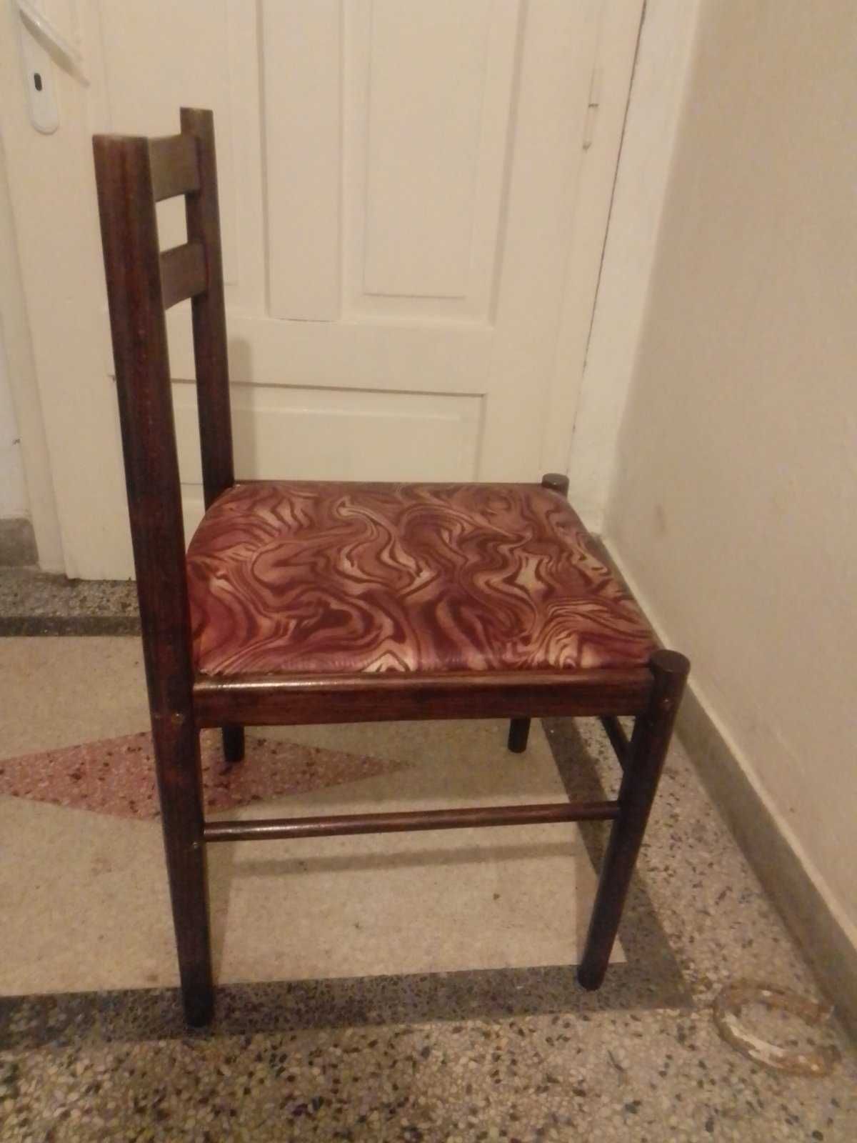 Дървени столове.