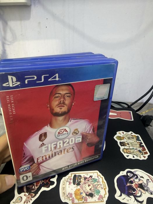 Playstation 4 хорошего состояния 3контроллера и 4 игры