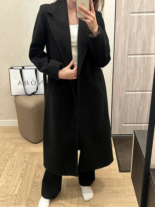 Черное пальто из шоу рума