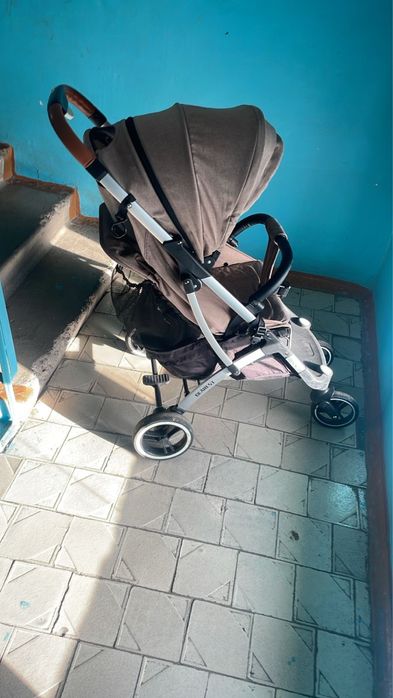 Продается коляска прогулочная в хорошем состоянии за 10000 тенге.