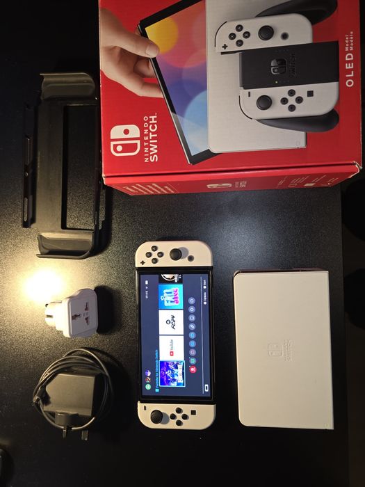 Nintendo Switch oled  конзола с игри и аксесоари без забележки