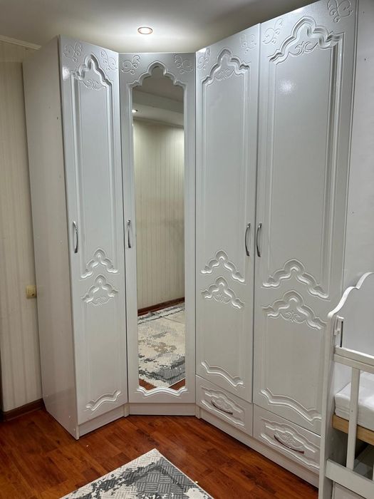 Срочно продается угловой шкаф