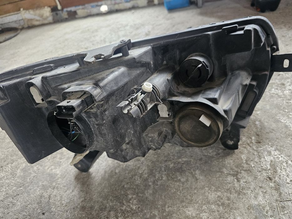 Far stânga  Logan II MCV (2013 - Prezent)