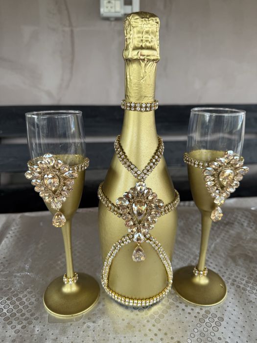 Pahare pentru miri cu sticla de sampanie