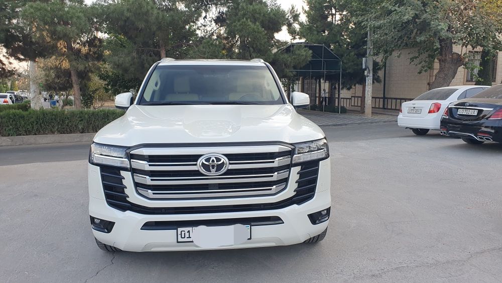 Toyota Land Cruiser.300 3.5Tvin turbo. Yili 2022. Yurgani 49000. Narxi