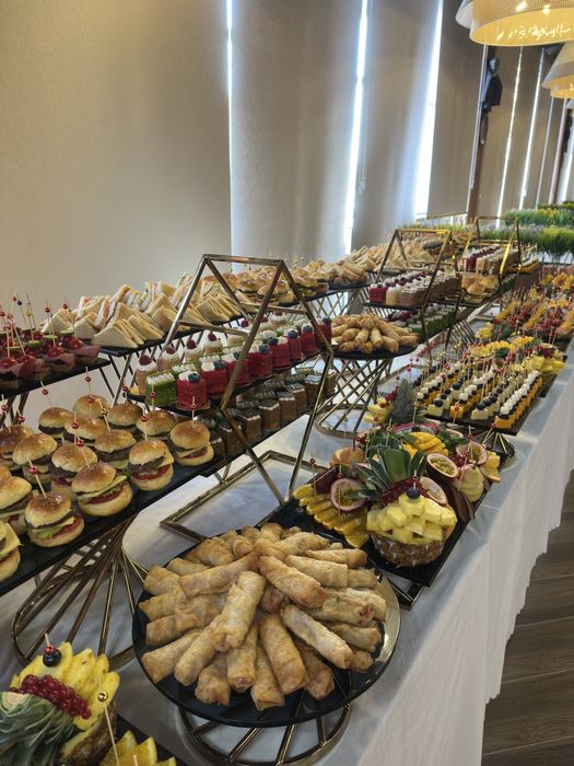 Kofe brek furshet obed catering stol furshetniy prakat beramiza