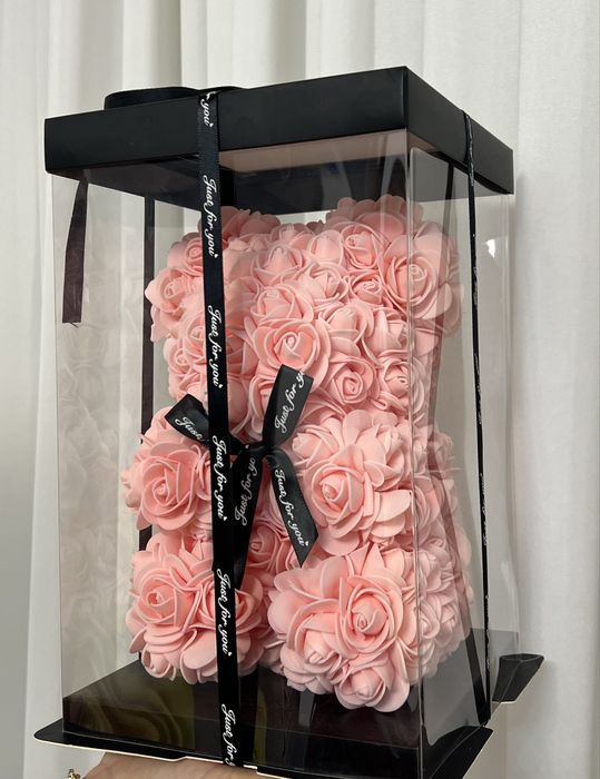 Ursuleț realizat din trandafiri din spuma