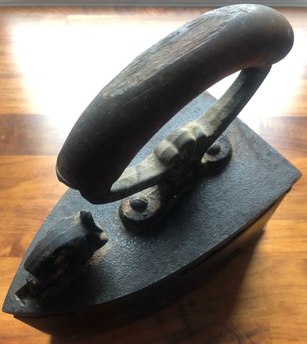 Продавам ретро ютия на жар в много добро състояние