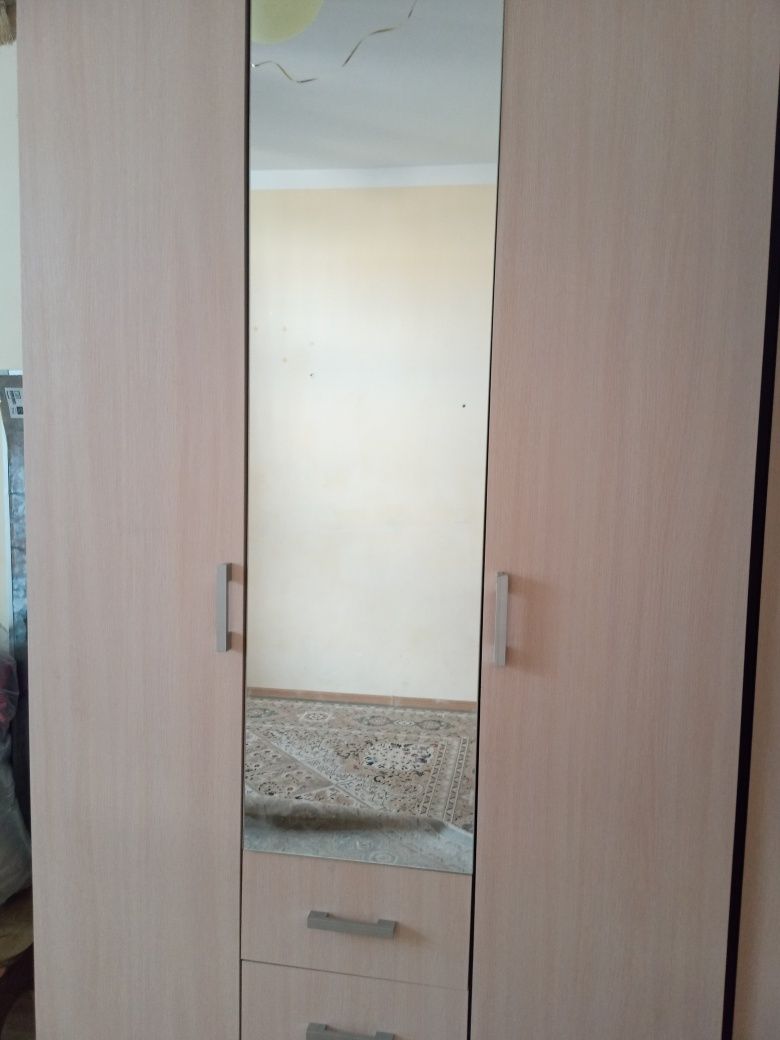 Продаётся шкаф с зеркалом