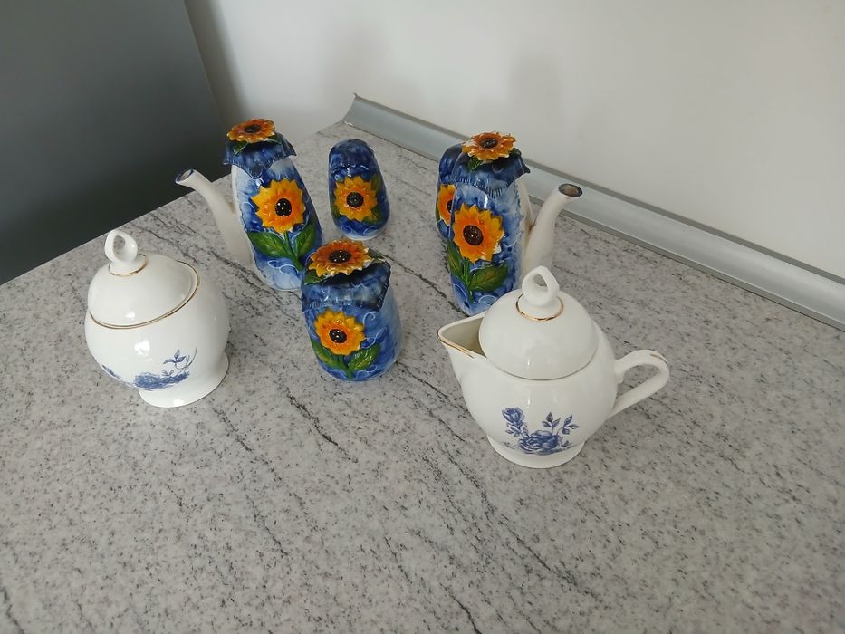 2 seturi vintage (anii 70) din portelan pentru pastrare mirodenii