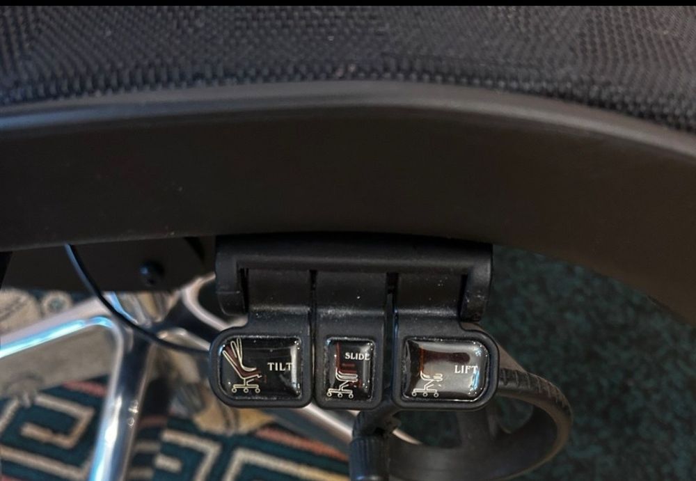 Цена только  на сегодня  Офисное кресло с подставкой для ног и подголо