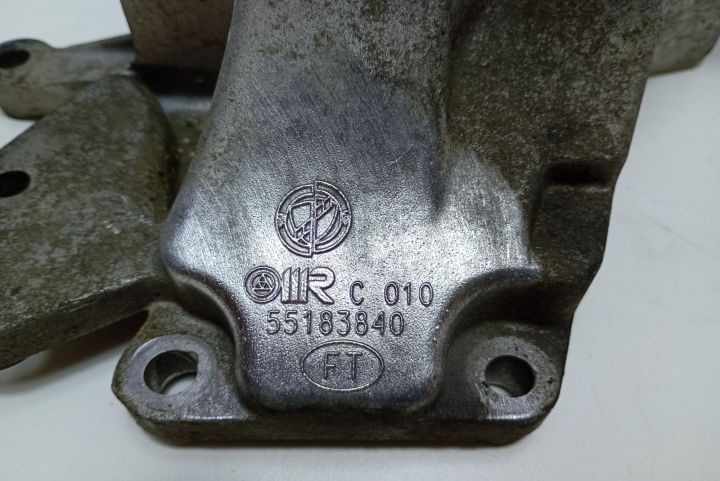 Suport  pompa injectie 55183840 Alfa Romeo 147 prima generatie seria