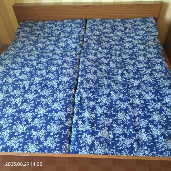 Продам 2спальнюю кровать.с матрасом.