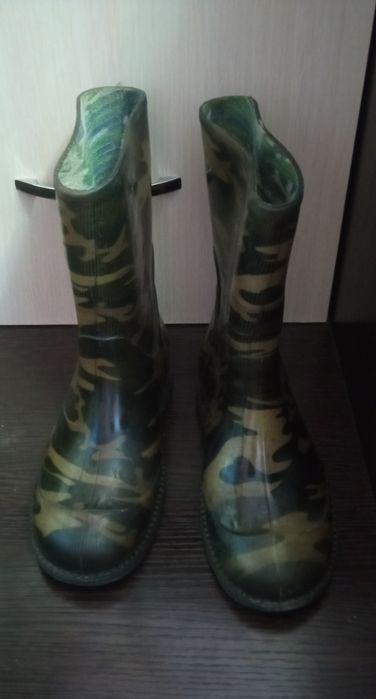 Продается резиновые сапоги