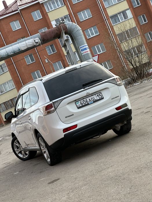 Кроссовер! Mitsubishi Outlander! Обьем 2.4 ! Максимальная комплекьация