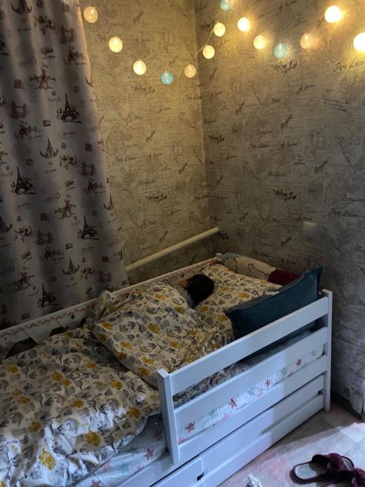 Десткая кровать с матрасом и с двумя ящикам