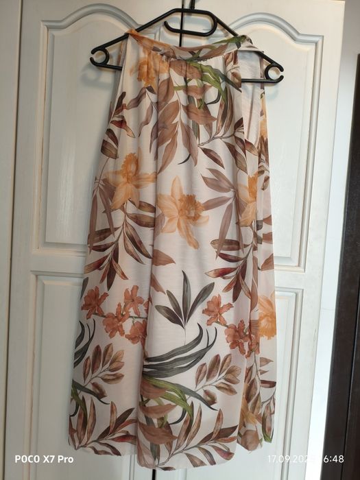 Прекрасна рокля, обличана един път, без размер, вискоза.