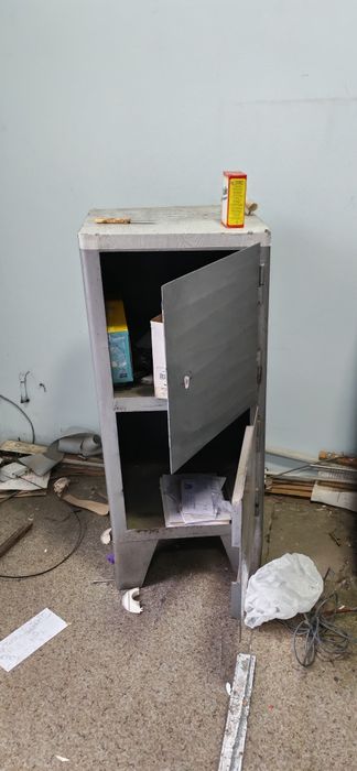 Металлический сейф шкаф