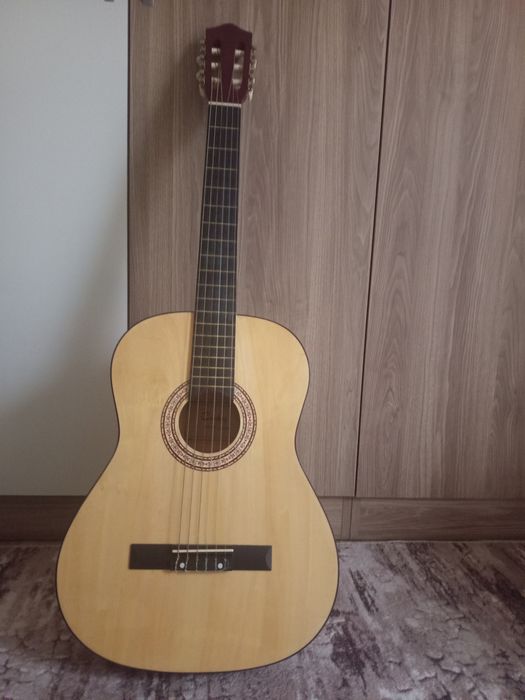 Продавам класическа китара