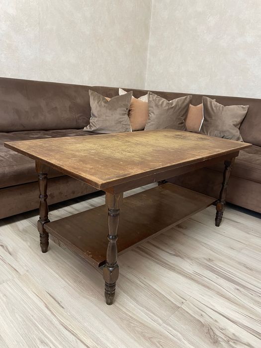 Холна маса, с дълъг стаж на употреба, но в много добро общо състояние