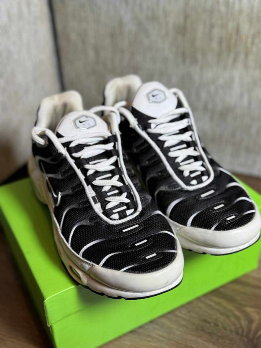 Nike Air Max Plus White Black Metallic