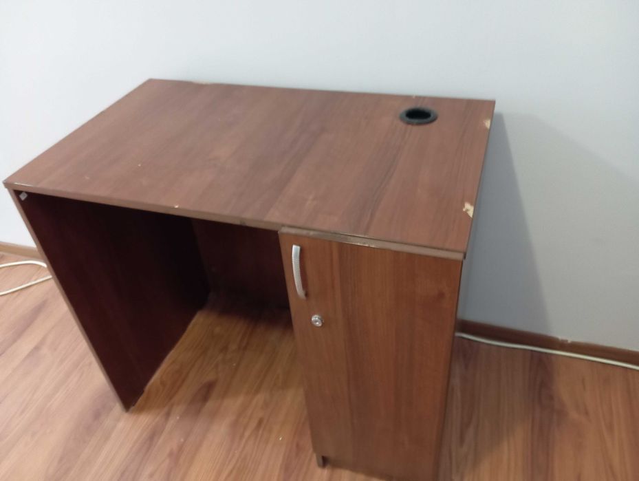 Стол офисный 85х50х75, стулья раскладные