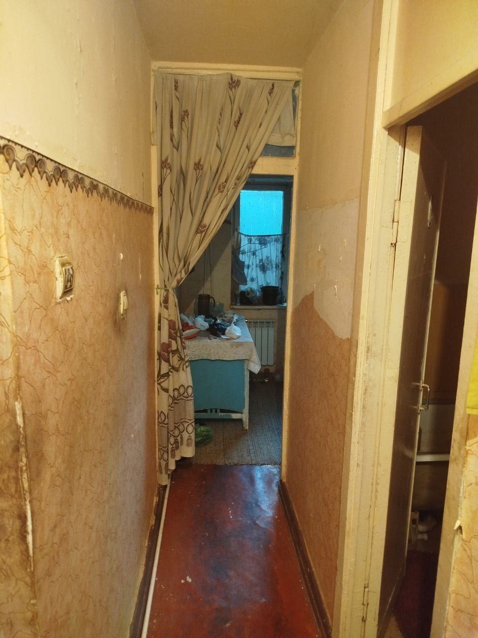 Продаётся 1 ком квартира в чирчике 4мкн 3 этаж вдоль дороги