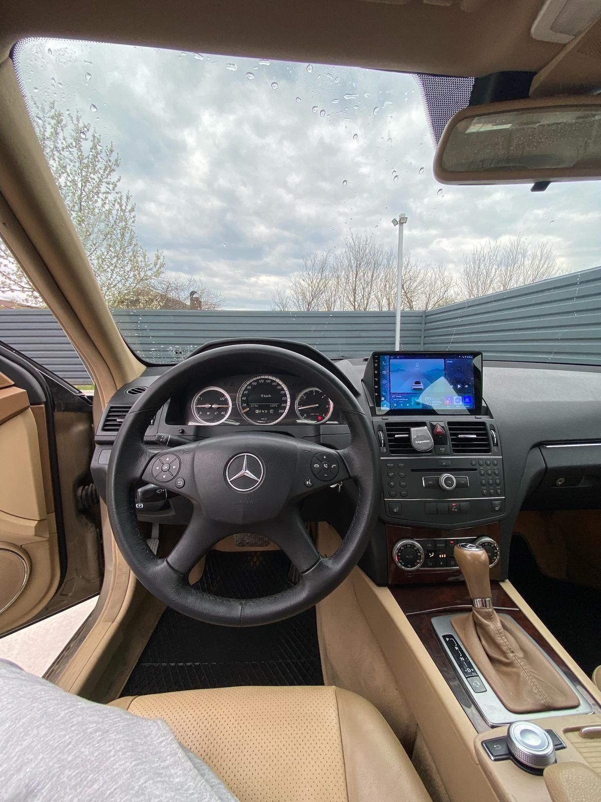 Vând Mercedes C200