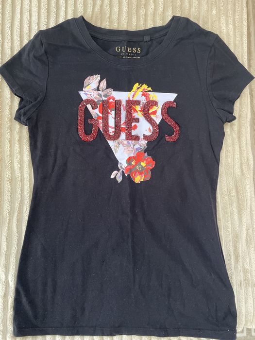 Черна  тениска Guess с цветен принт и надпис с червени камъчета