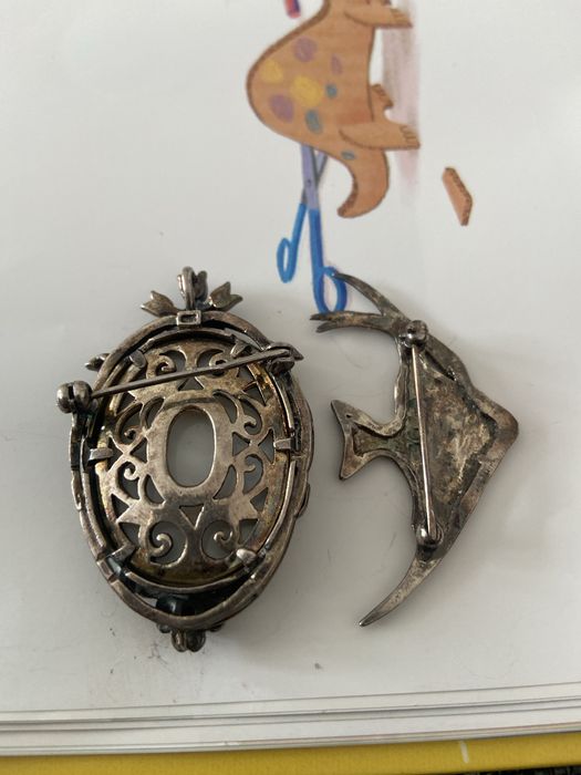 Vand 2 brose din argint