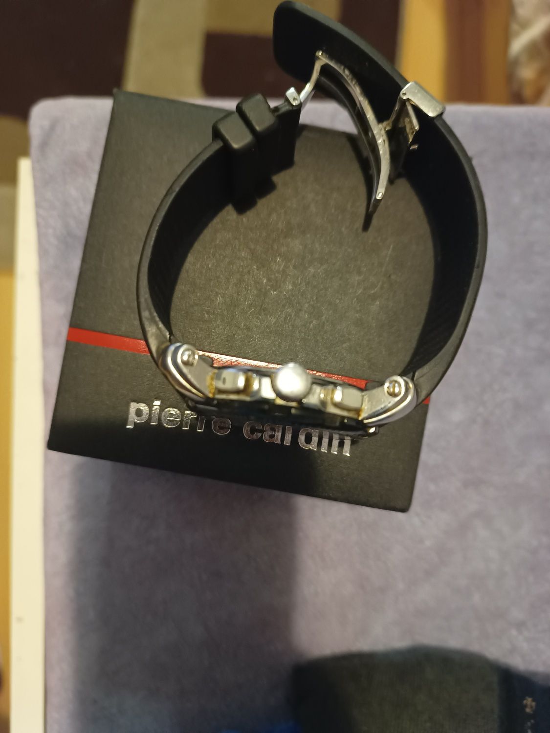 Продавам часовник Pierre Cardin