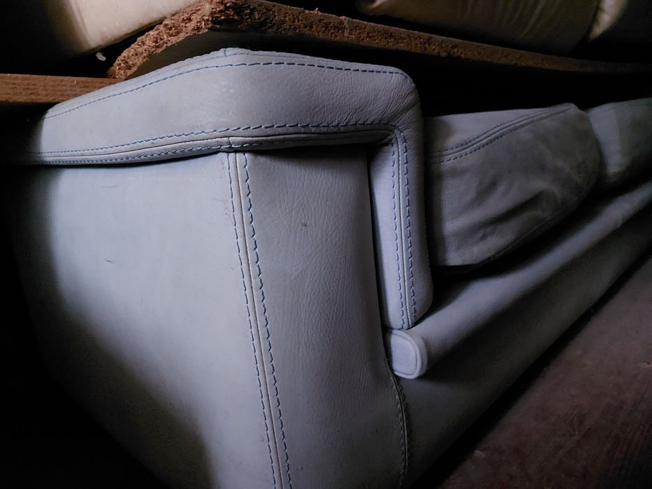 Canapea 2 locuri, piele  originală stare buna .nu se extinde.