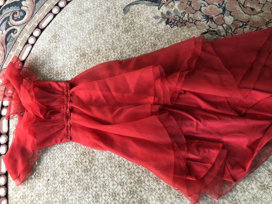 Rochie cu trena din tulle