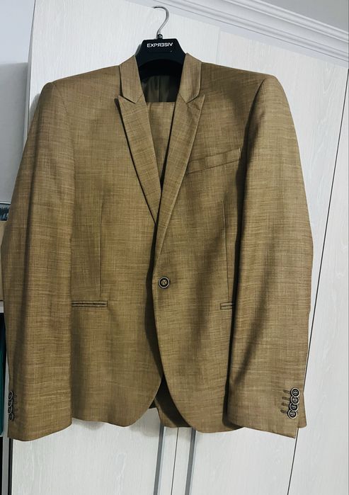 Vând costume in stare bună