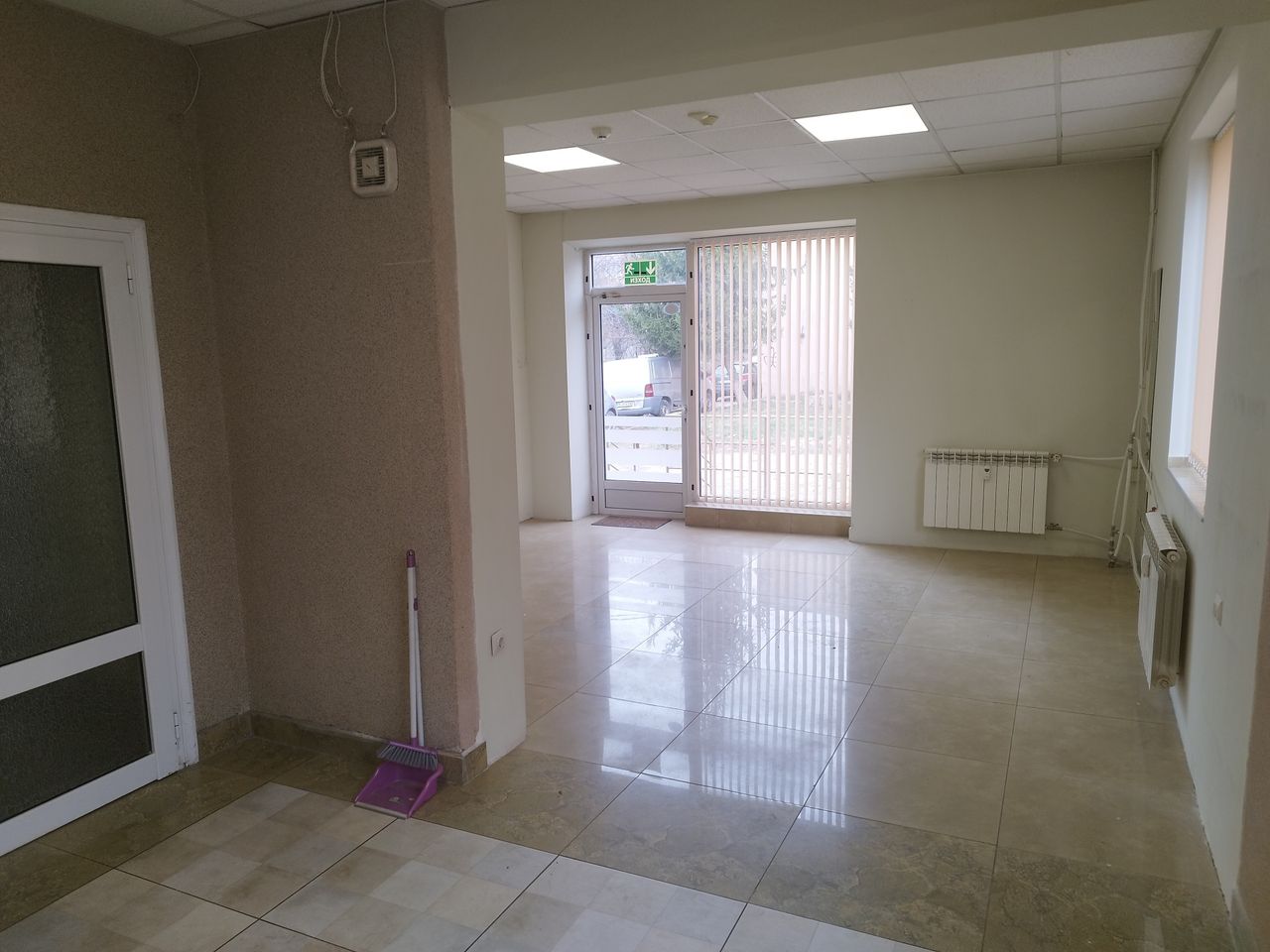 Дава се под наем Магазин в Перник, Рено - 40 кв.м за 280.5 € - Снимка #2