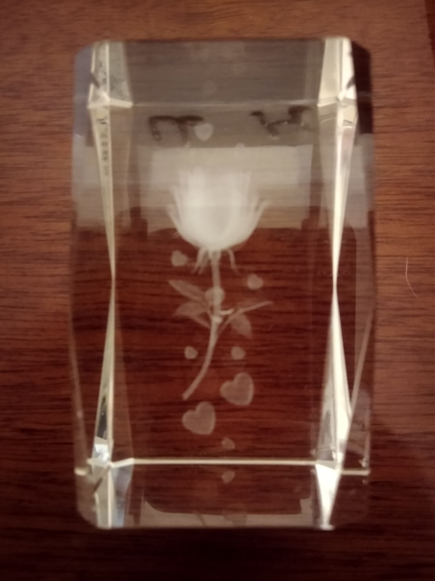 Сувенирные стекло с рефлением внутри роза и медицина.