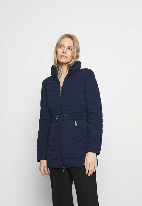 Geaca Guess cu puf cambrata matlasată cu centura in talie