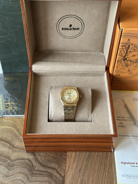 Audemars Piguet Gold 33 mm Quartz - дамски модел