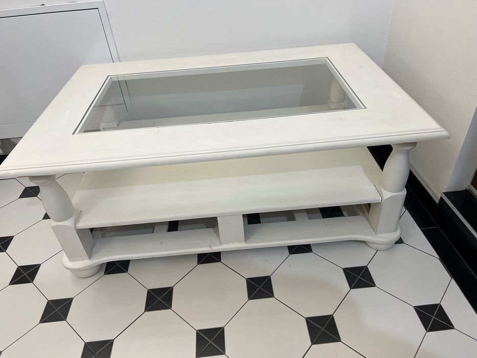 Masă lemn masiv albă, model deosebit în stare bună