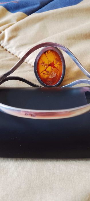 Сребърна гривна с кехлибар.