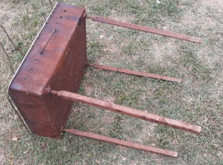 Gratar cu lemne, carbuni, cu picioare demontabile, intra in interior,