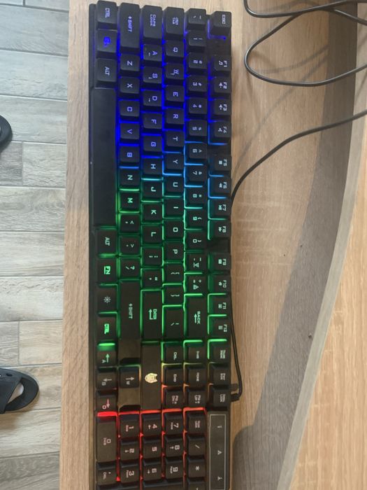 Tastatură Wolf RGB, taste detașabile – perfectă pentru gaming & office