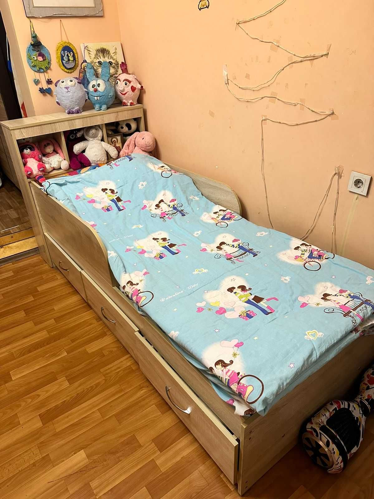 Кровать детская с матрасом, выдвижными ящиками и прикроватной полочкой