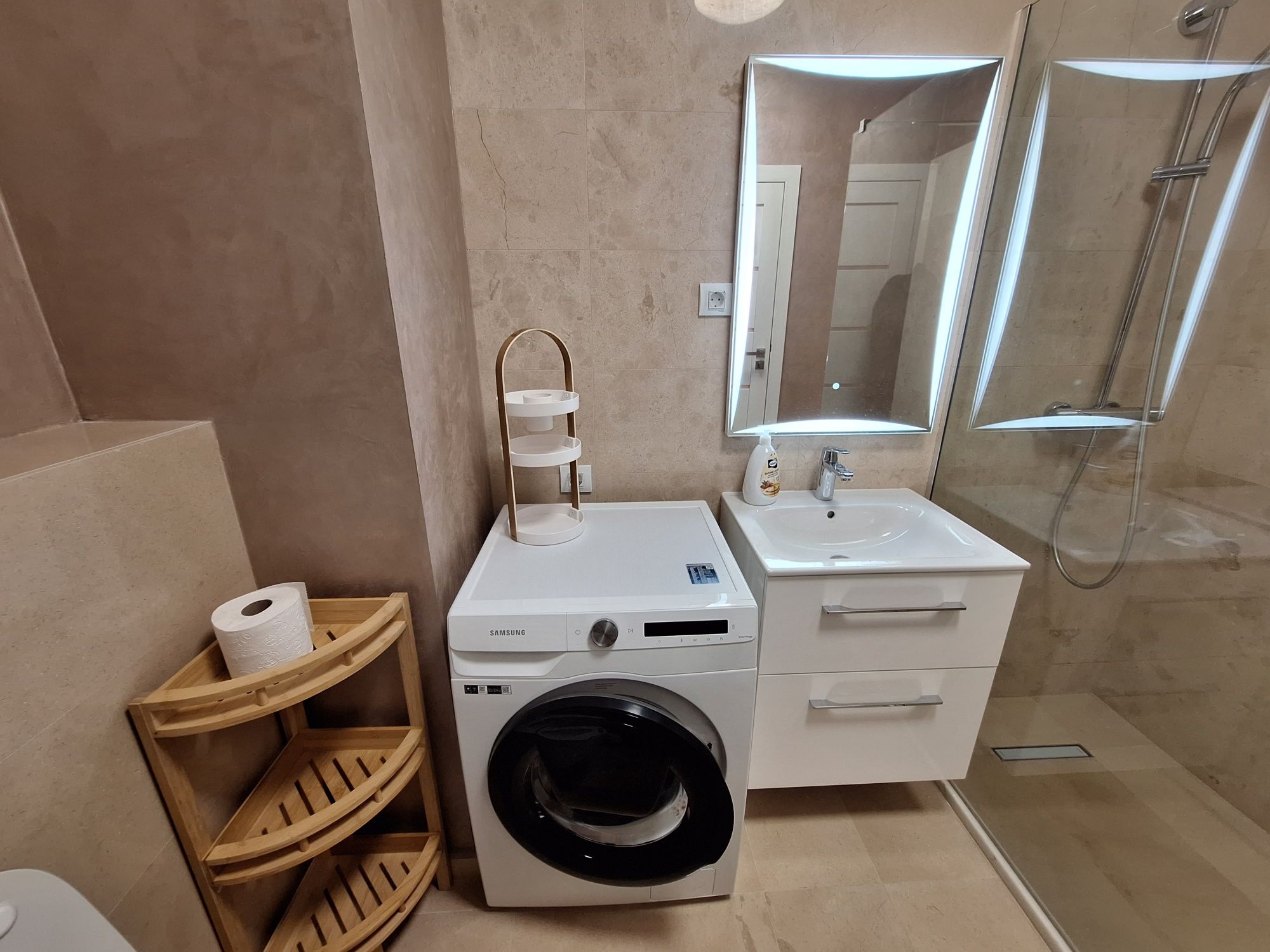 Închiriez apartament două camere