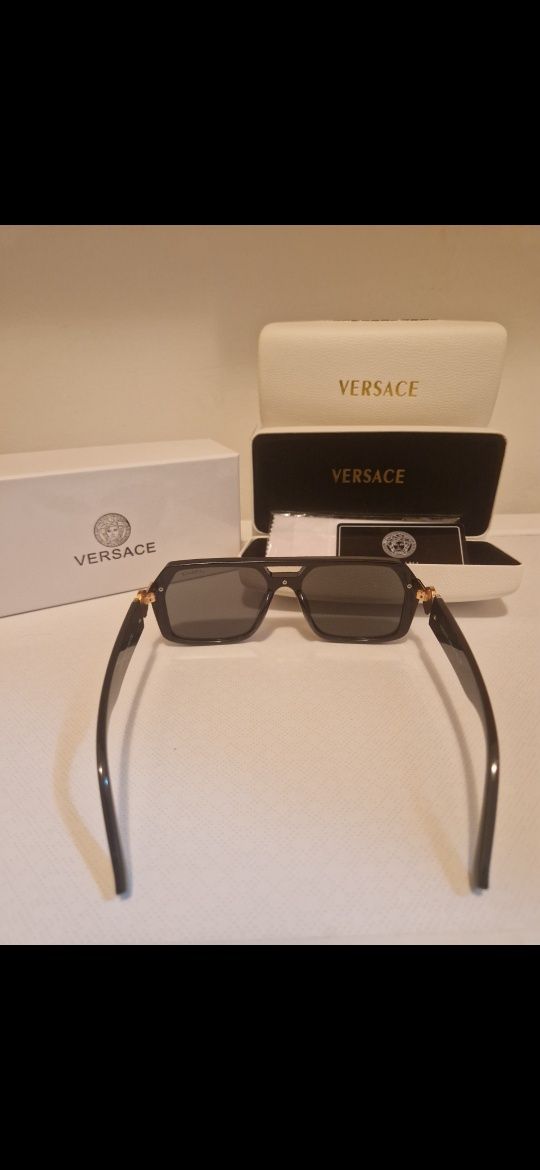 Ochelari de soare Versace 
LETILA MOV
Cu toc 170 lei fără 120 lei 
Pt