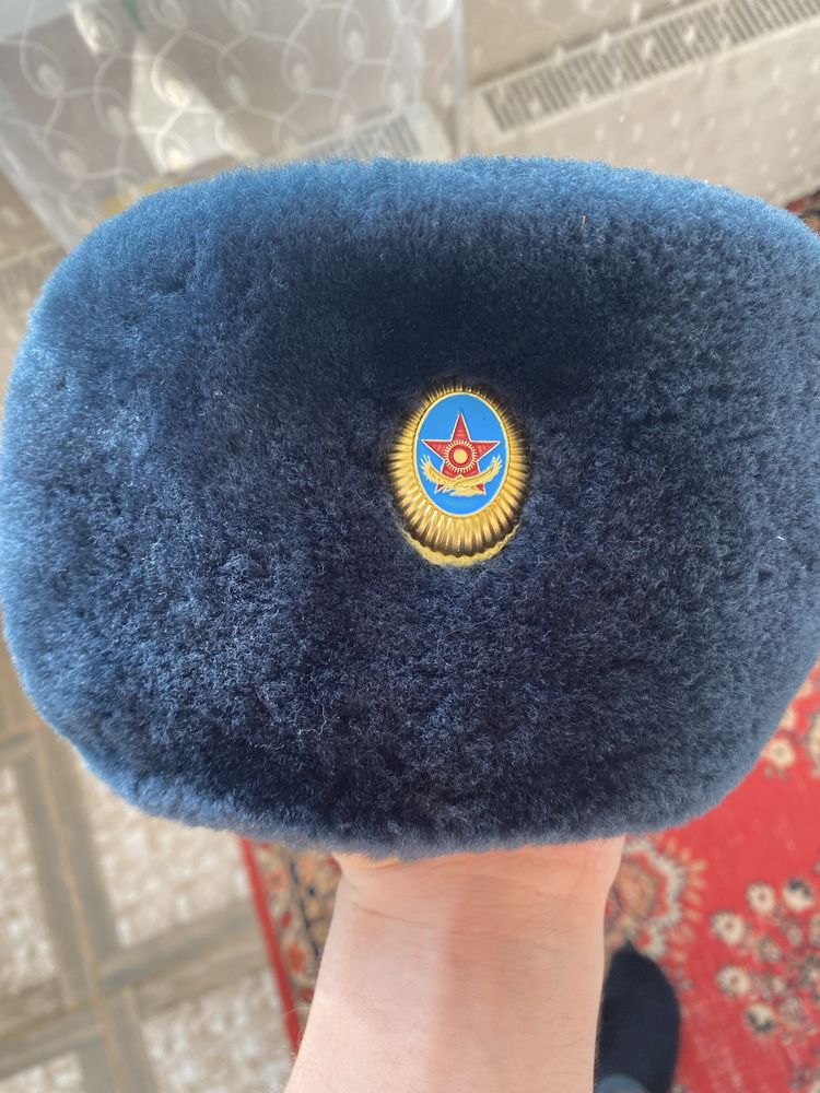 Продается военная зимняя шапка с кокардой