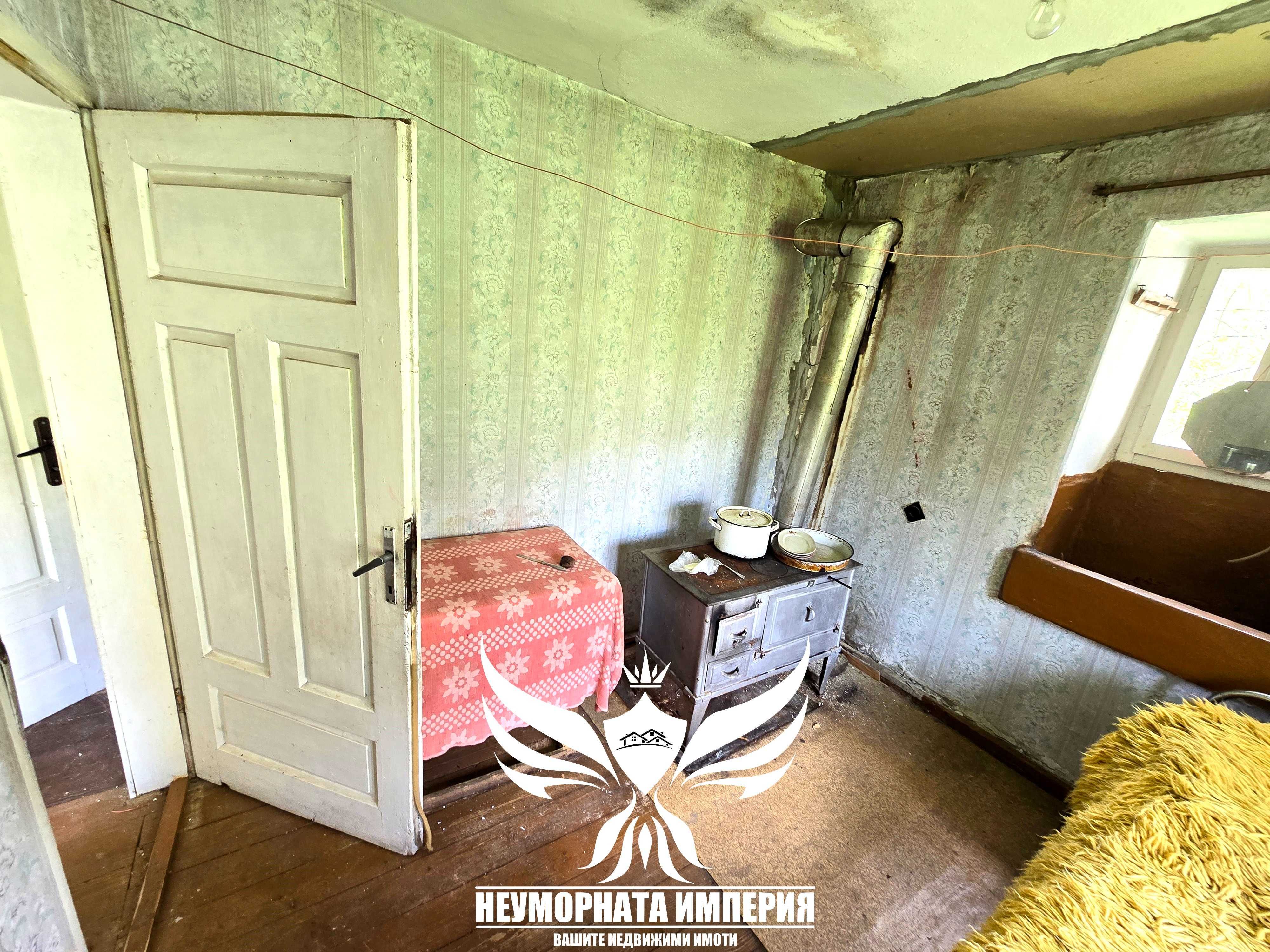 Стара едноетажна къща 120РЗП в 310кв.м двор в село Манастир
