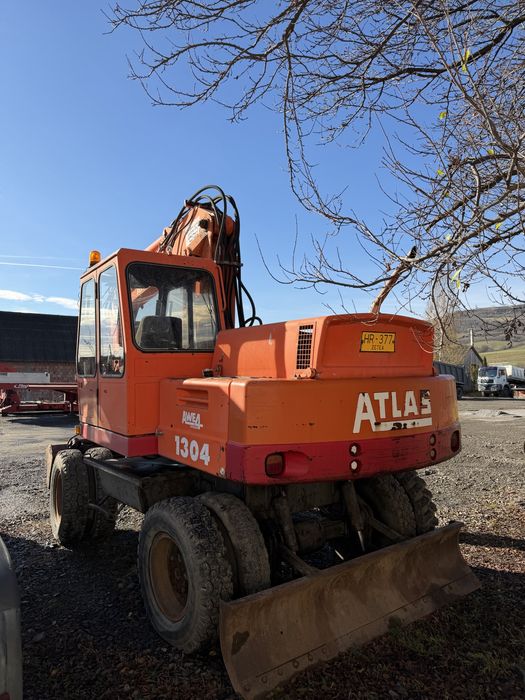 Excavator pe pneuri stare foarte buna