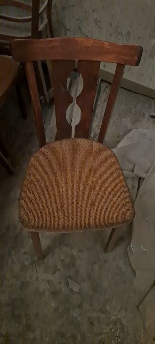 2ta divan. 6ta stul sotiladi.